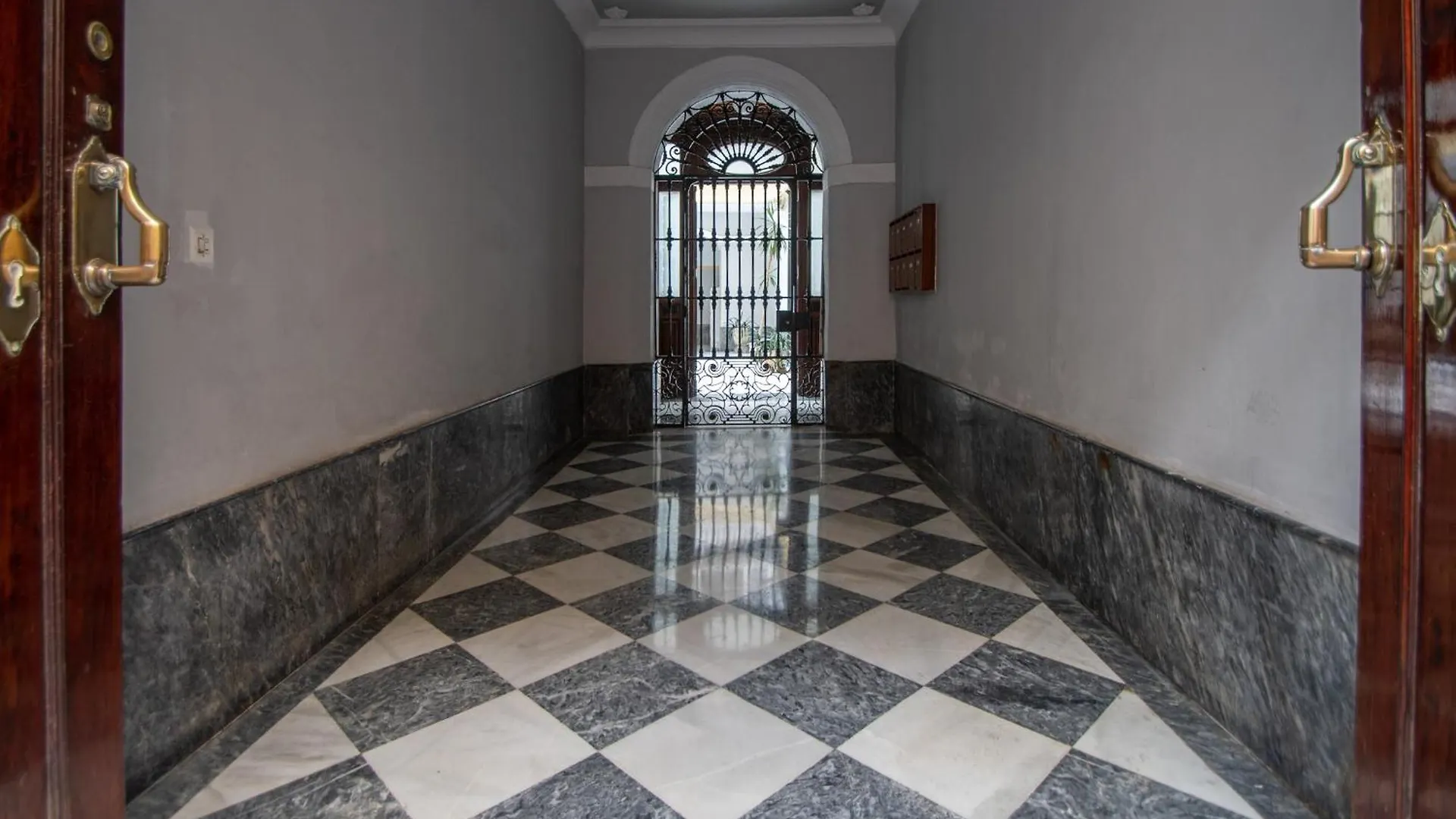 Montera Suite Cadiz 0*,